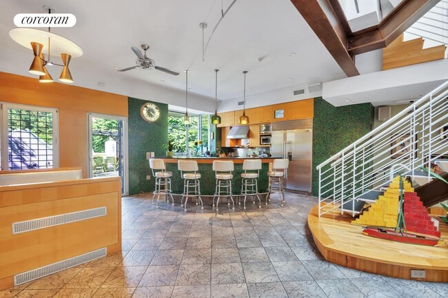 Foto del edificio - 337 E 8th St