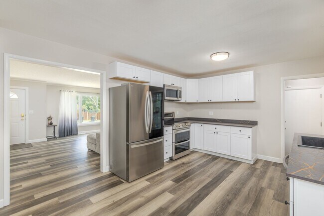 Building Photo - 5 bedroom 2 bath rental