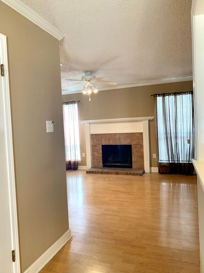 Building Photo - 2BR 2.5BA CONDO off Bluebonnet close to Pe...