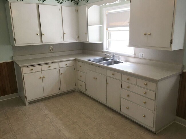 Building Photo - 3 Bedroom, 2 Bath Single Family Home with ...