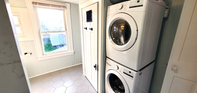 Building Photo - 1114 Columbia St