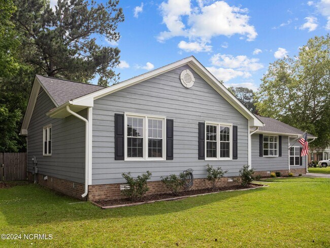 Building Photo - 2491 Northwoods Dr