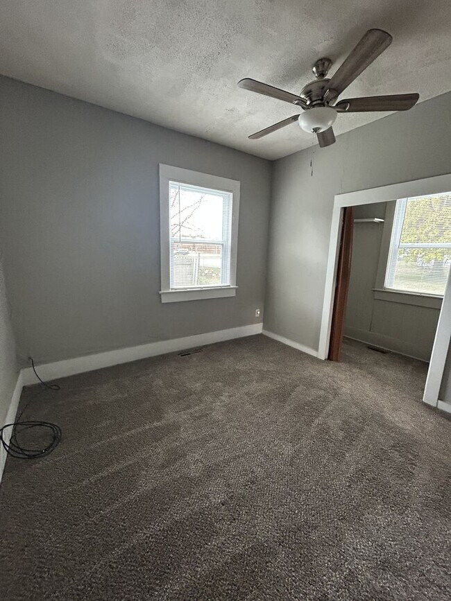Building Photo - Nice 1 bedroom 1 bath in walking distance to Frontenac School
