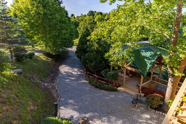 Foto del edificio - 361 Deer Crossing Rd