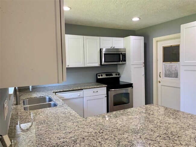 Building Photo - 1713 Willow Oaks Cir