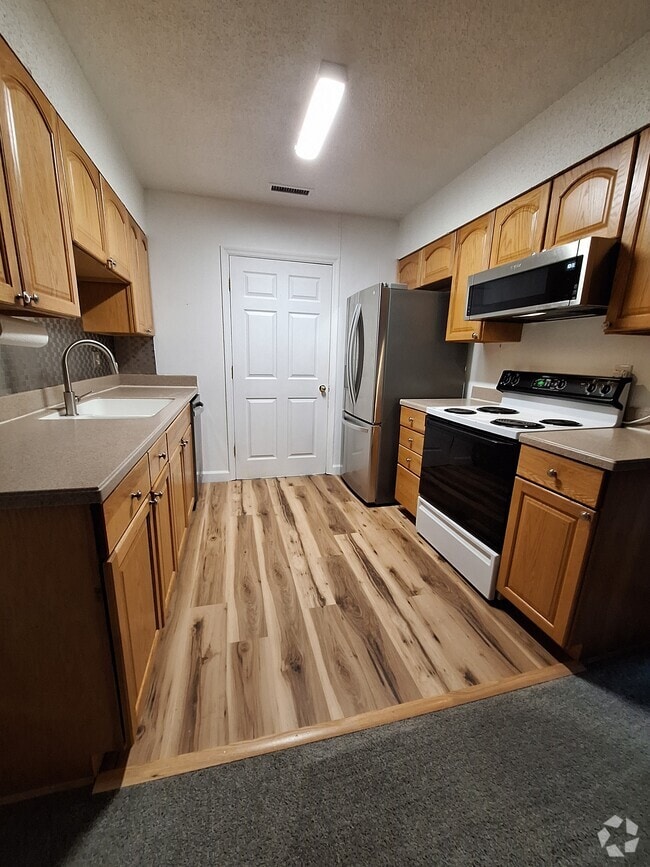 Building Photo - 1402 Camp Rd