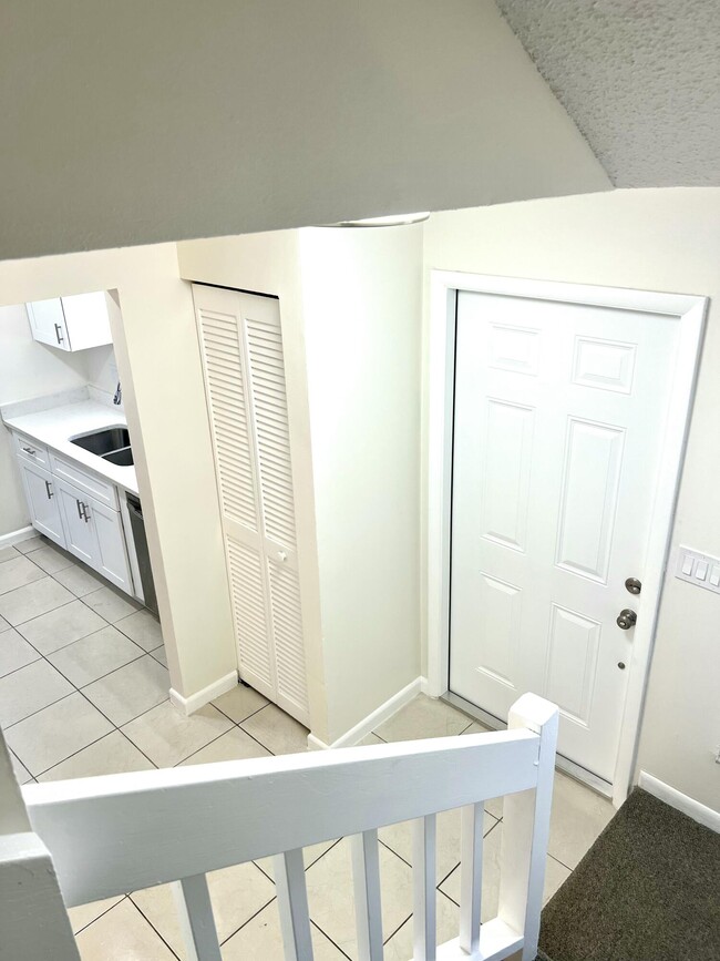 Building Photo - 102 Shoreview Dr