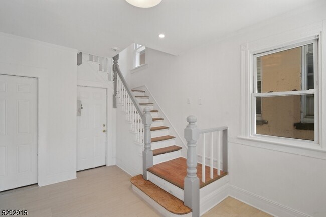 Foto del edificio - 86 Maple Ave