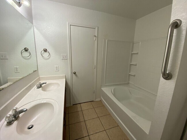 Foto del edificio - FALL INTO A NEW HOME WITH OUR MOVE-IN SPEC...