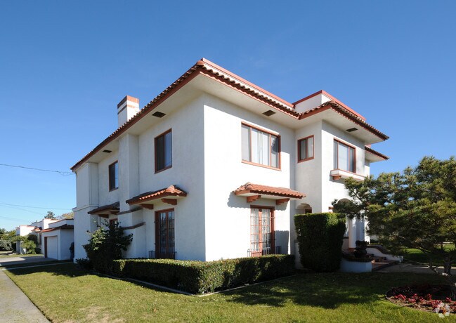 Building Photo - 811 E Chapman Ave
