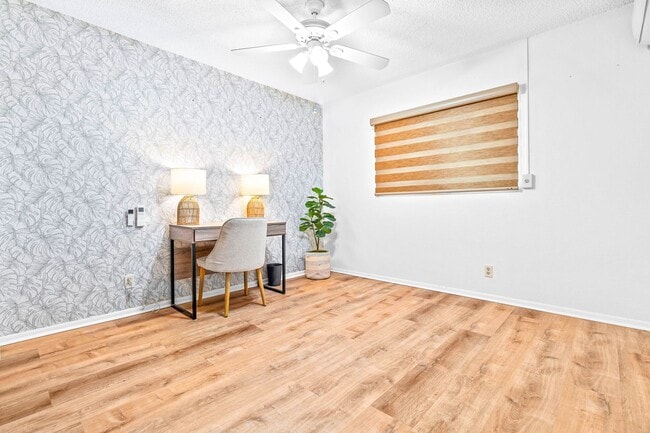 Building Photo - 2nd floor, 2 bedroom/1 bath/2 parking Town...