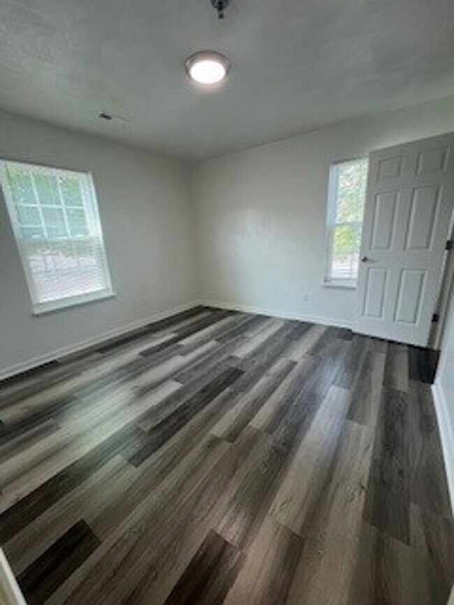 Foto del edificio - $1180 for Newly Renovated 1 bedroom in a 4...