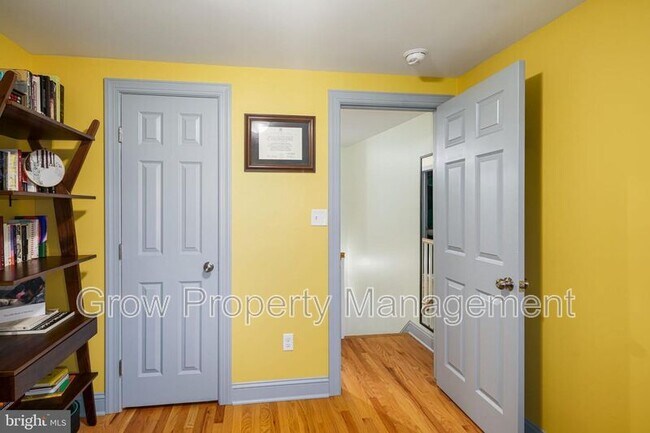 Foto del edificio - 928 Dudley St