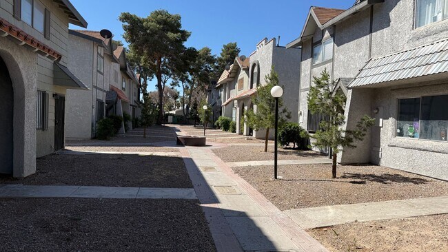Foto del edificio - 2 BEDROOMS 1.5 BATHROOMS  TOWNHOUSE AVAILABLE FOR RENT !!!