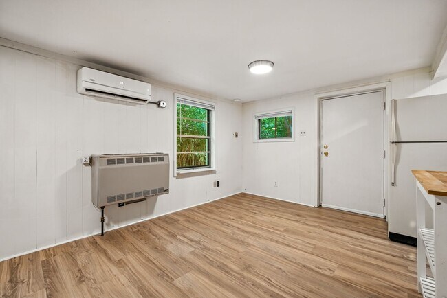 Building Photo - 212 Barclay Rd