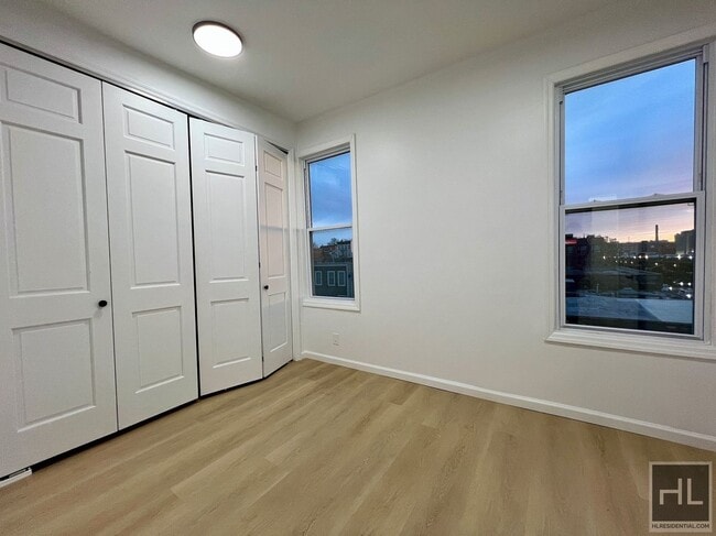 Foto del edificio - Top Floor 2BR 1BA Lofty Space w/ Laundry In Greenwood/South Slope