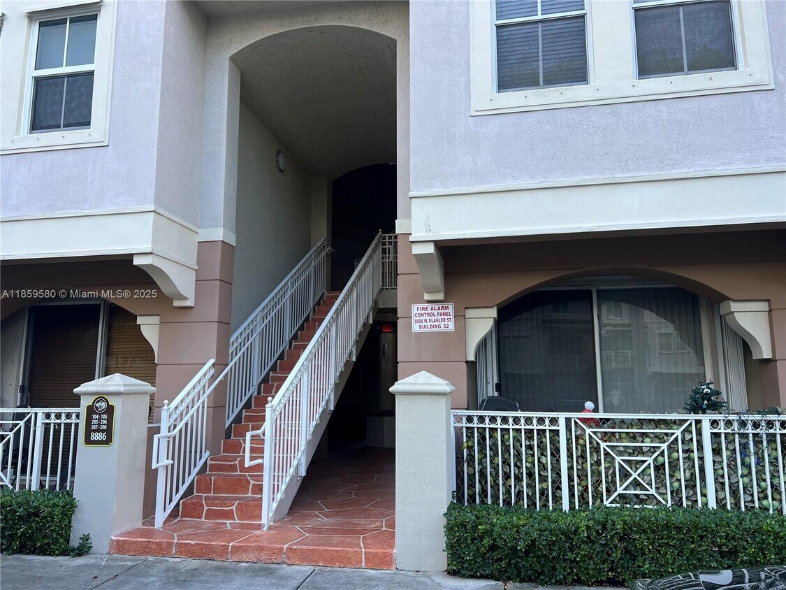 Foto principal - 8886 W Flagler St