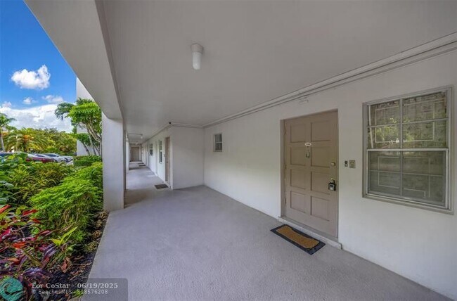 Foto del edificio - 2850 N Palm Aire Dr