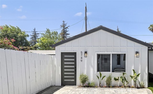 Foto principal - 5751 Tobias Ave