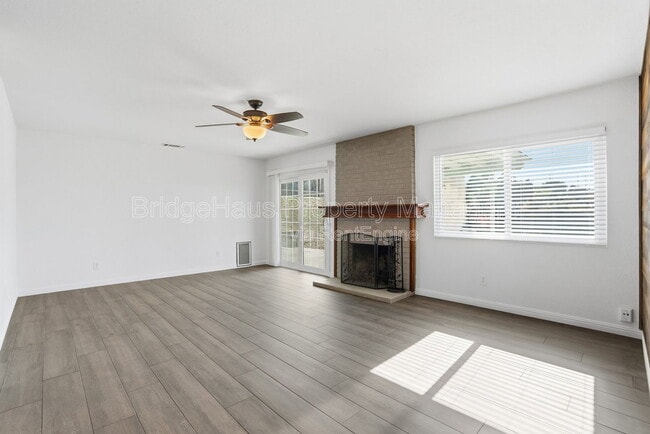 Building Photo - 3328 Kenora Dr
