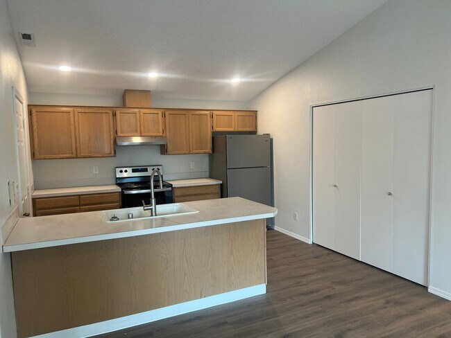 Building Photo - 724 SE 135th Ct