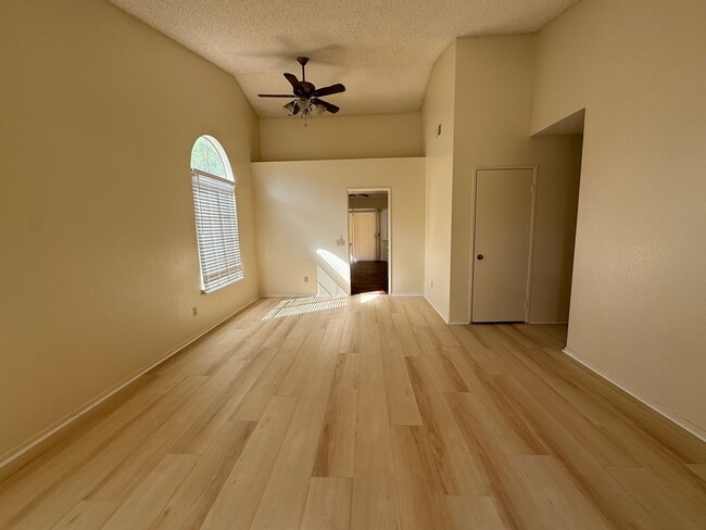 Foto del edificio - Three Bedroom Two Bathroom Home in Hemet!