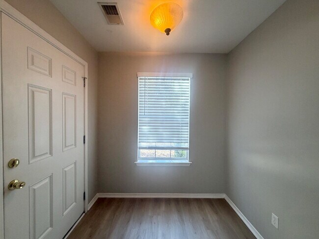 Foto del edificio - Three Bedroom Townhome Located in Mill Creek
