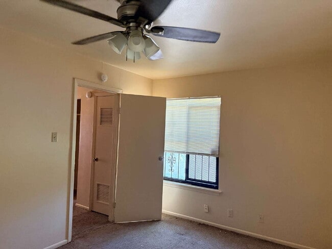 Foto del edificio - Affordable 1 Bed/1 Bath Duplex Apartment
