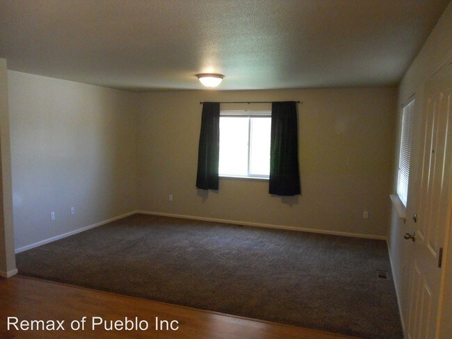 Building Photo - 940 Village Cir
