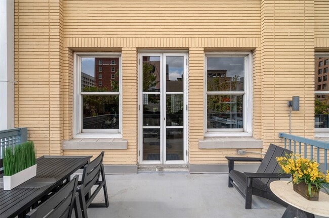 Building Photo - 204 Travis St