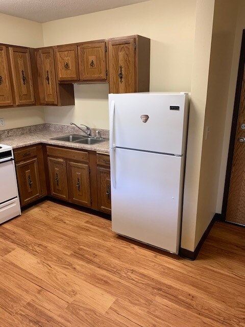 Kitchen - 400 Lincoln Ave NW