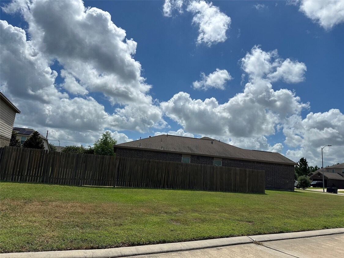 Building Photo - 22410 Iron Mill Dr