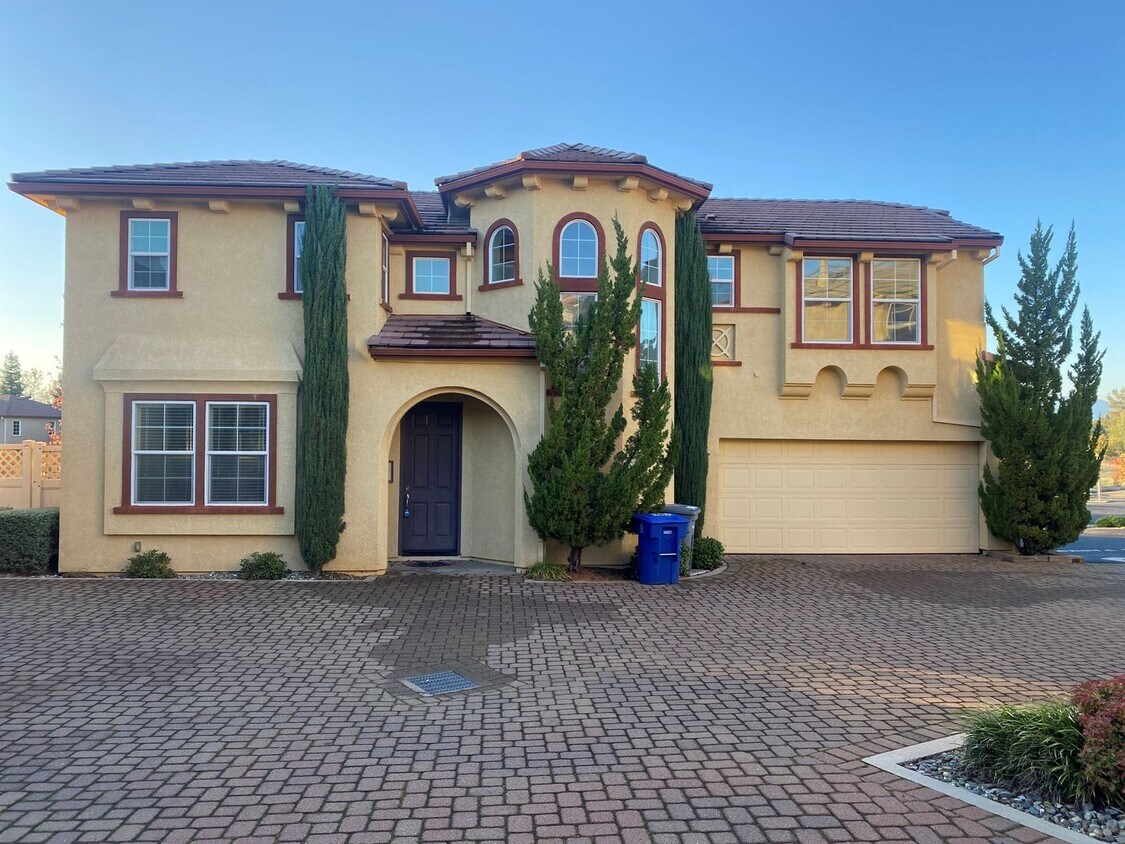 Primary Photo - LARGE BEAUTIFUL HOME IN THE SONATA "GATED ...