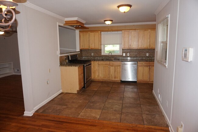 Foto del edificio - Spacious 5 bed 3 bath home located in Marietta