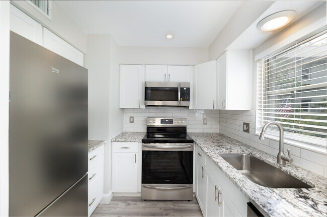 New Kitchen - 1160 Rue des Rois