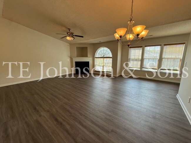 Building Photo - Lovely 2 Bedroom Condo Off Hwy 150