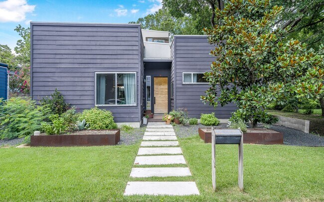 Building Photo - Stunning custom built and designed home in...