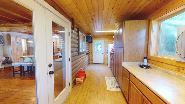 Building Photo - Cabin in Cedar Highlands