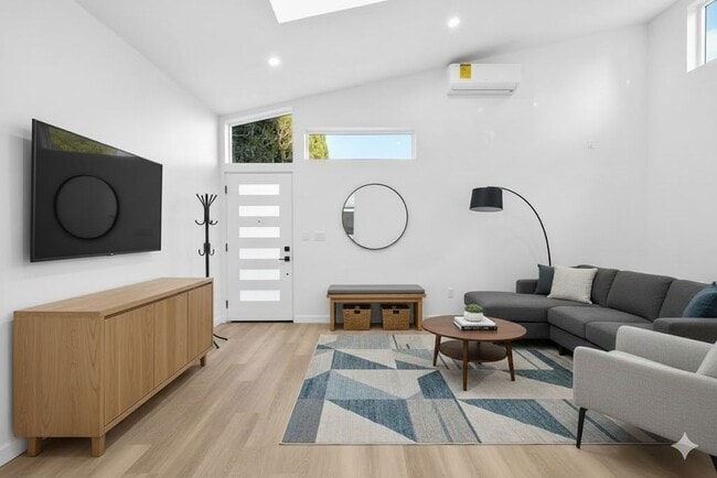 Foto del edificio - 739 N Formosa Ave