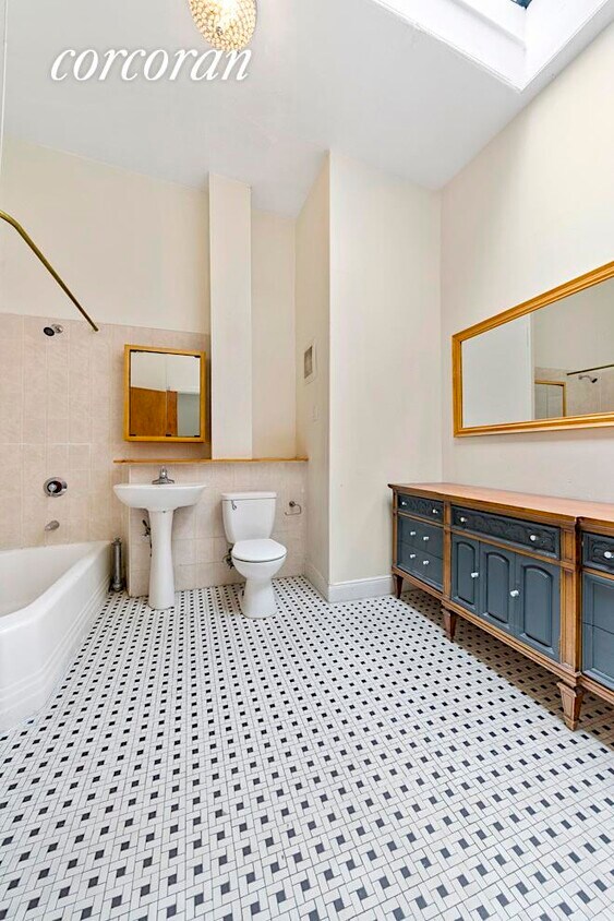Building Photo - 18 W 38th St