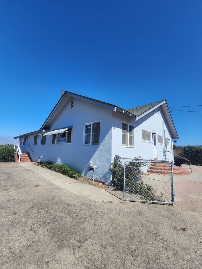 Foto del edificio - Adorable and Spacious 4 Bedroom Farmhouse W/Bonus Room- Water, Trash and Wifi Included!
