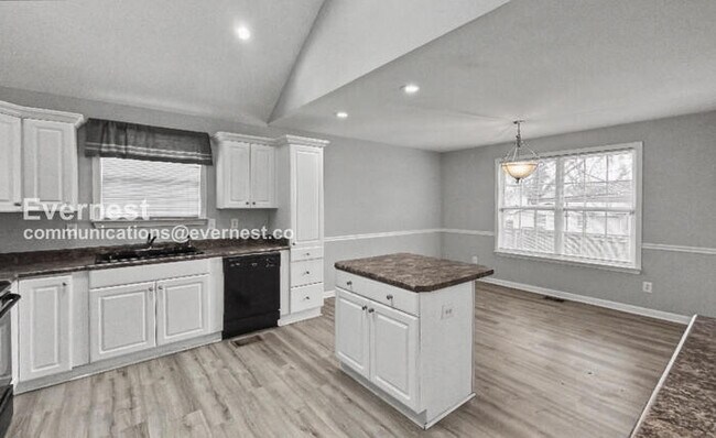 Foto del edificio - 3 Bed/2 Bath Home with Fenced Yard / Available Now!