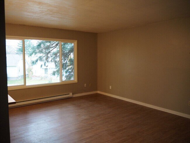 Foto del edificio - Updated, upstairs 2-bdrm/1-bath triplex apt—On-site w/d, off-street parking, near downtown St. Johns