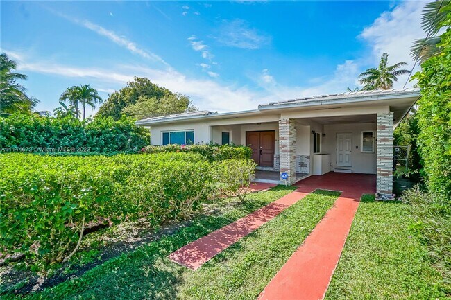 Foto del edificio - 8942 Byron Ave
