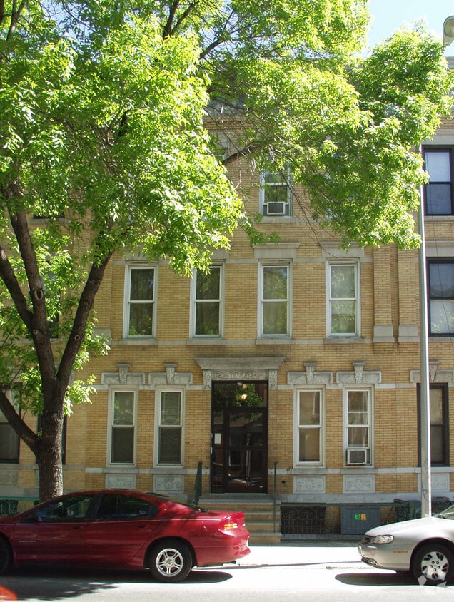 Primary Photo - 961 Seneca Ave