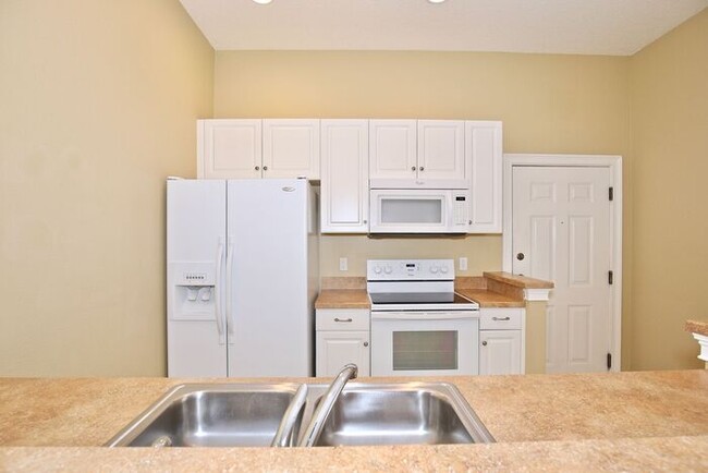 Building Photo - Charming 1/1 Spacious Condo Located in the...