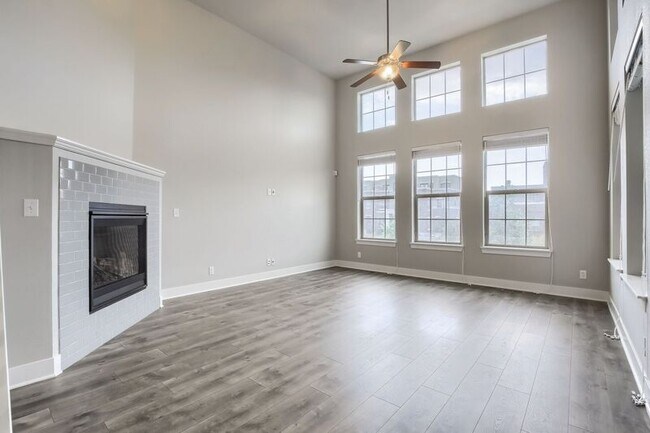 Building Photo - 5407 Valentia St