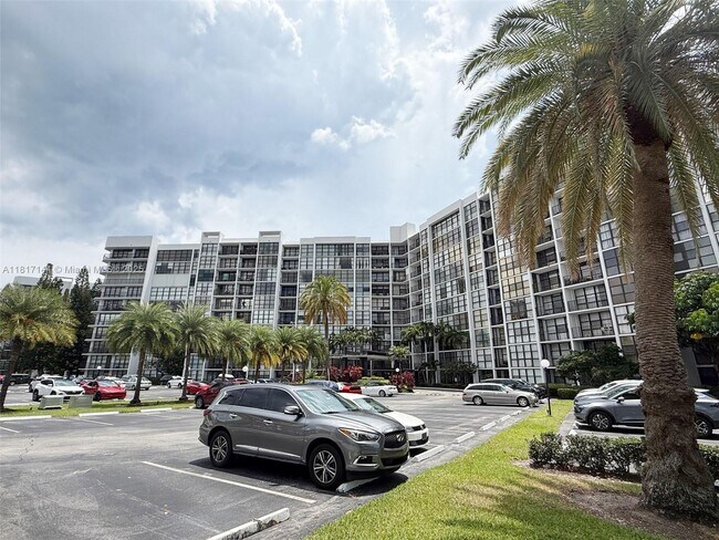 Building Photo - 800 Parkview Dr