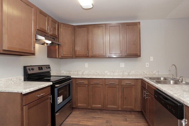 Cocina con hermosos y espaciosos gabinetes de madera en Riverdale Apartment Homes en Hemet, California. - Riverdale Apartments