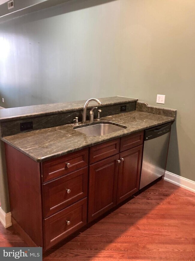 Building Photo - 208 Greenwich St